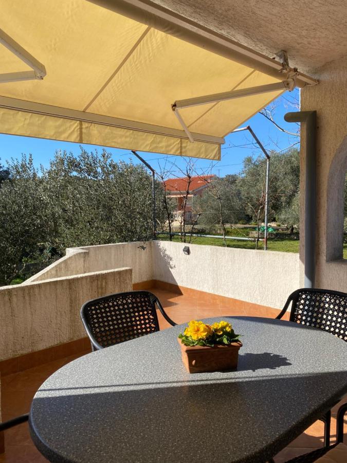 Apartamento Beautiful Island House Ugljan Exterior foto